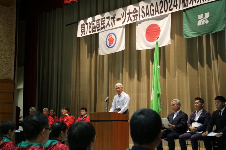 あいさつする福田知事