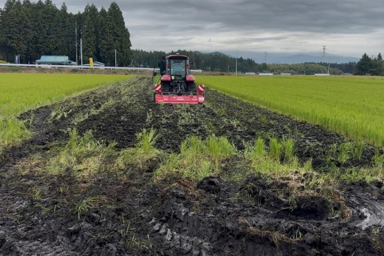 後付け自動操舵キットを取り付けたトラクター