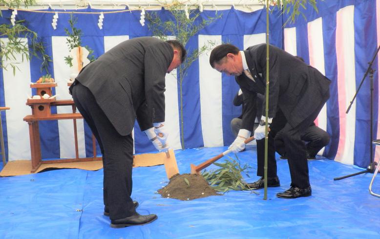 斎鍬の儀（中谷地区整備委員会委員長・小山用水土地改良区理事長）