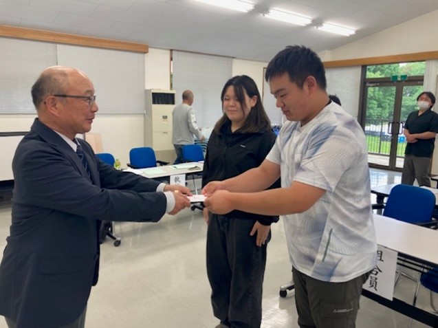 組合長から記念品授与
