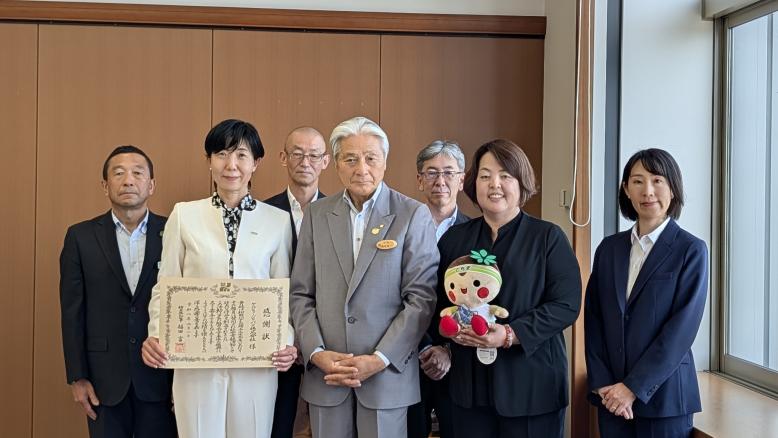 松田川ダムリバースグラフィティプロジェクトに対する感謝状の贈呈式（集合写真）
